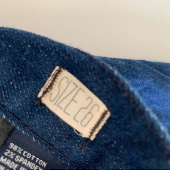 Alexa Chung . Beautiful dark blue short . - Picture 3 of 5